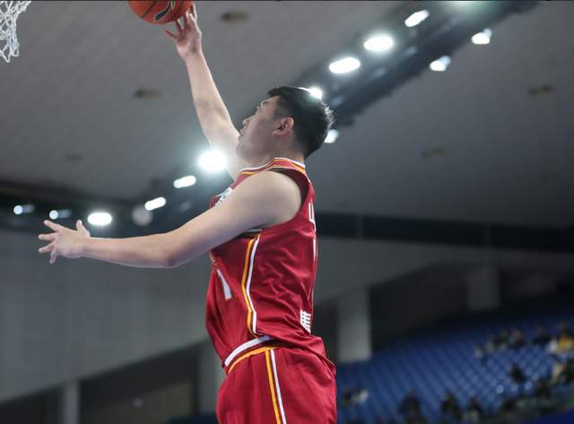 开云体育博彩-对阵辽篮被撞翻，山东大汉重伤！至少缺席一个月，真不是好消息