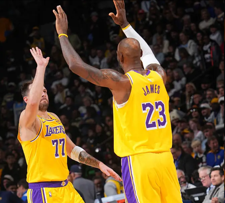 开云体育博彩-狂野西部！西部第三至第七争夺超激烈 3队胜场数相同 湖人再进前6