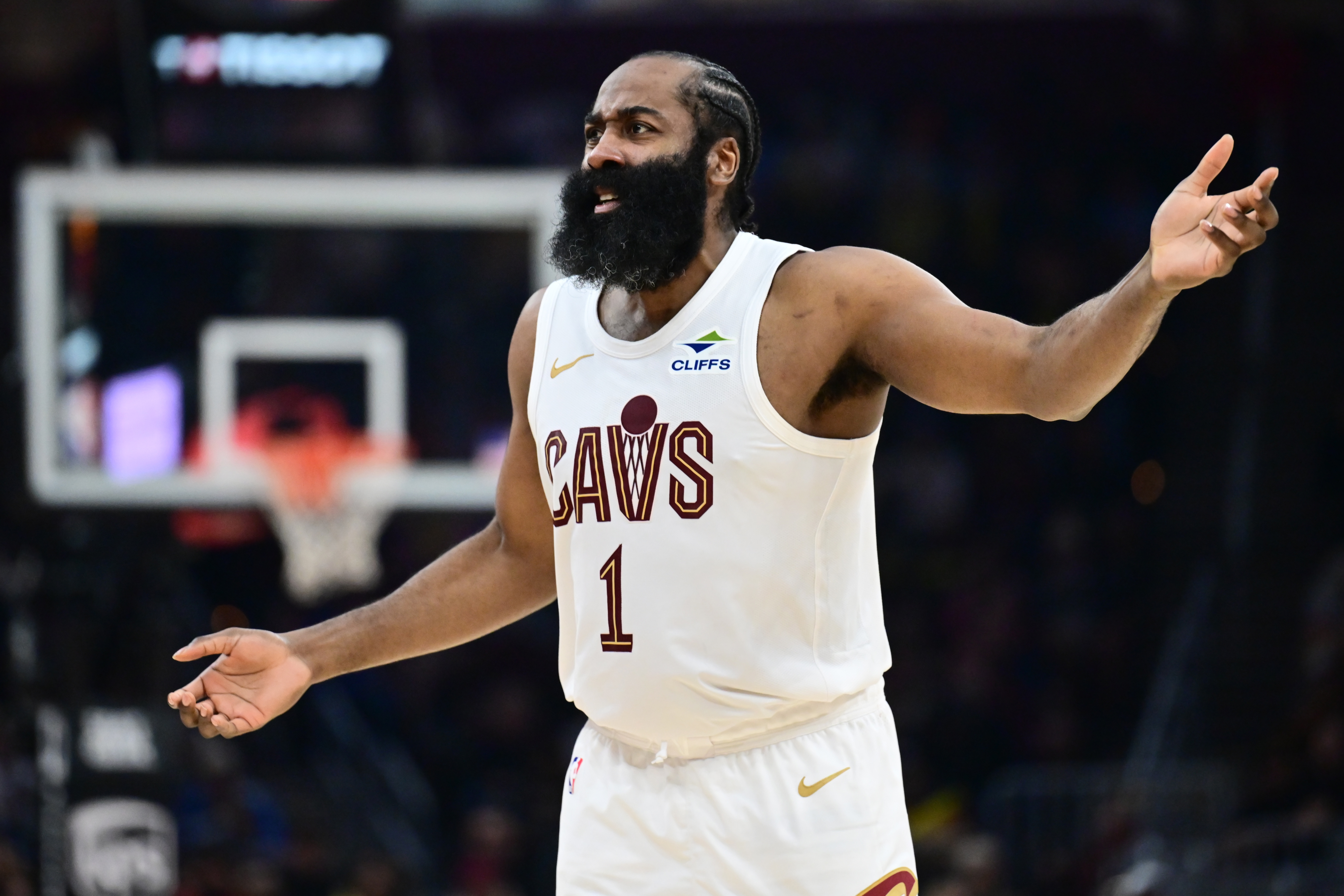 开云体育博彩-哈登：我们的进攻能和任何球队匹敌 但能否赢球还是得看防守