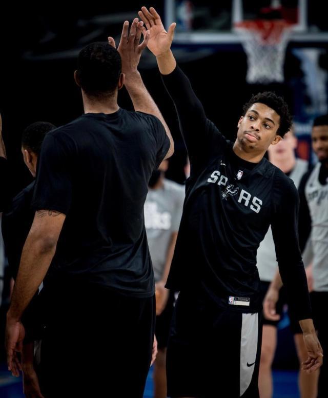 开云体育博彩-四胜一负结束客场之旅 年轻马刺延续团队篮球