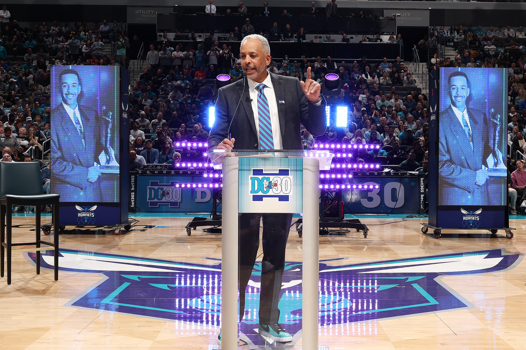 开云投注-黄蜂队举办庆祝仪式 正式退役戴尔·库里的30号球衣